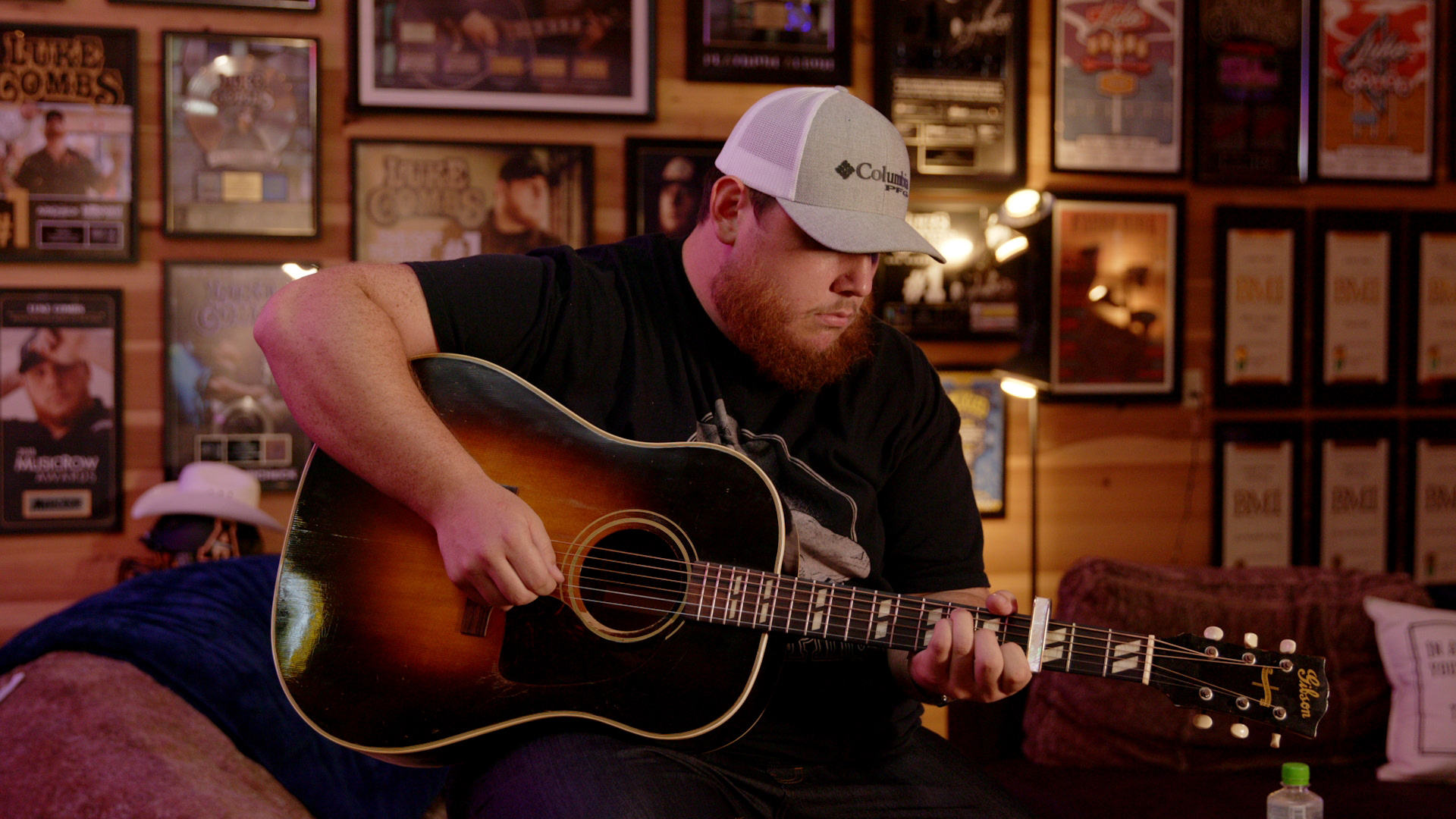 [图]Even Though I'm Leaving (Live Acoustic) - Luke Combs