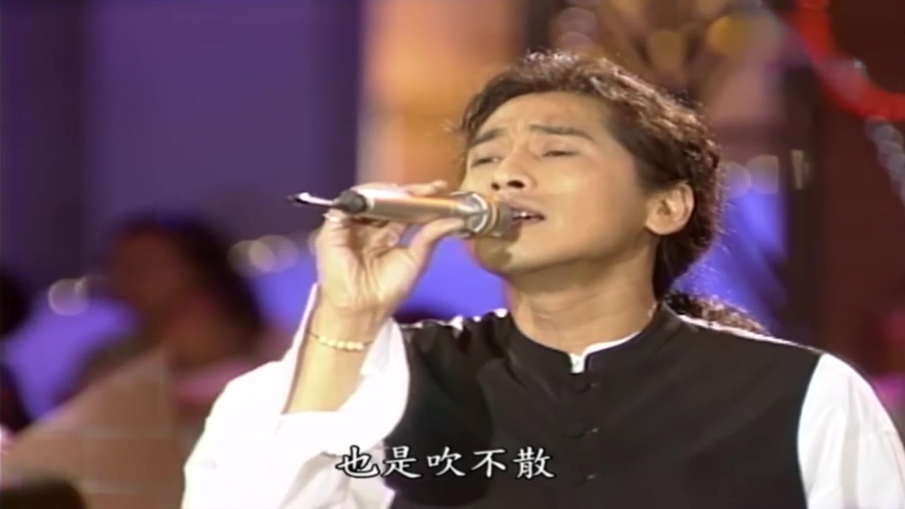 [图]年轻的齐秦演唱歌曲《暗淡的月》