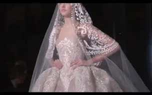 Download Video: 【ELIE SAAB】压轴婚纱篇 你一定会身穿长裙在高朋满座中嫁给自己爱的人