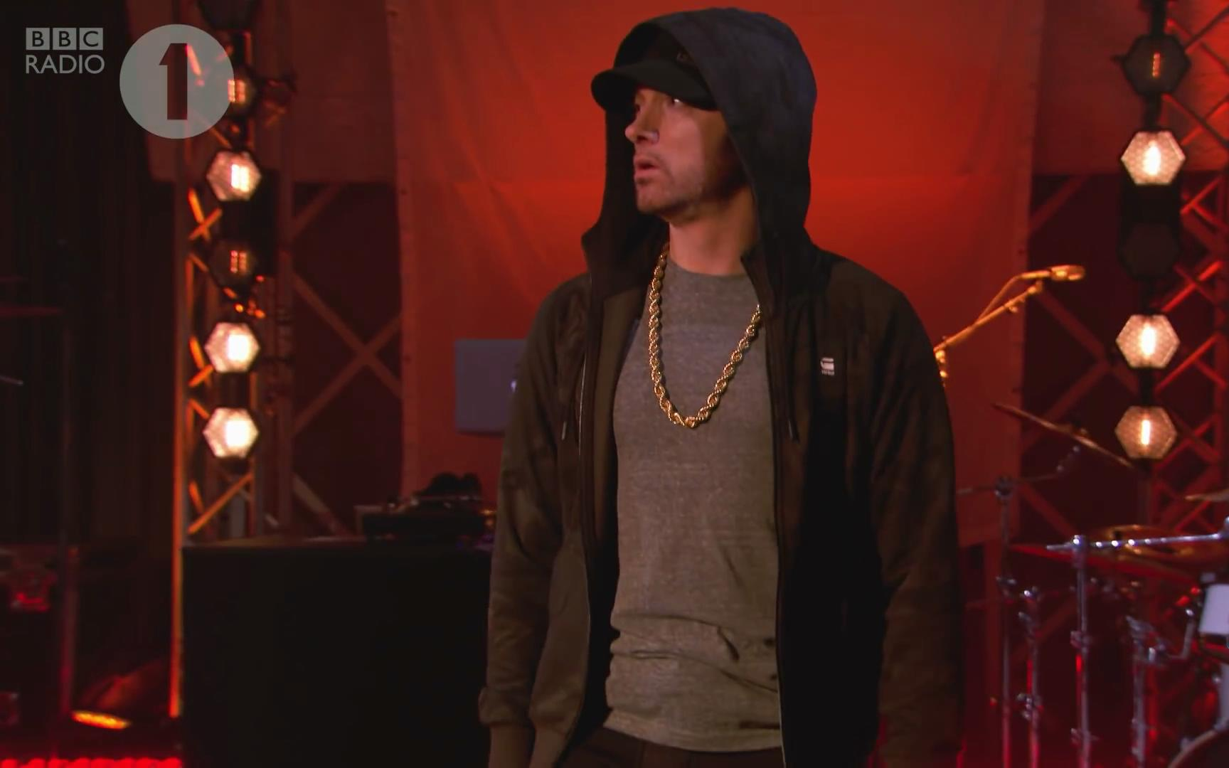 eminem live on bbc radio1(love the way you lie, berzerk, wont