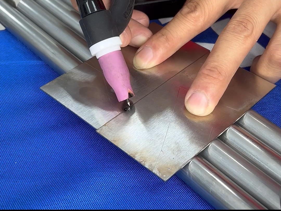 不锈钢薄板缺陷焊接,焊点白亮