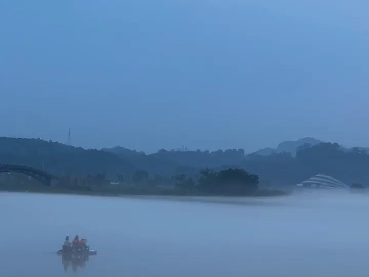 大清早的景色,在雾里划船,这感觉也太好了吧哔哩哔哩bilibili