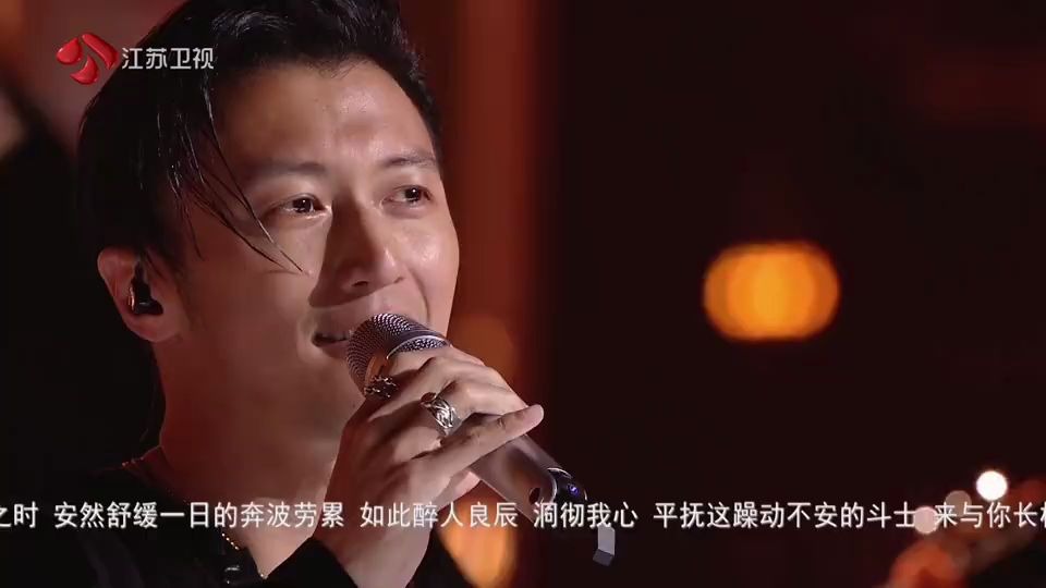 [图]谢霆锋携手我们的乐队表演《天马座的幻想》+《can you feel the love tonight》