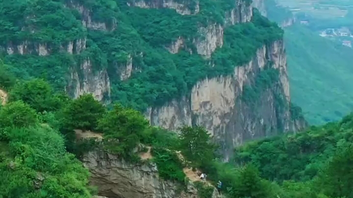 去山西旅游,打卡太行山鹅屋天生桥山西长治太行山大峡谷深处,壶关县鹅屋村有一座天然形成的石拱桥,当地人称之为“天生桥”.桥面宽约5米,南北...