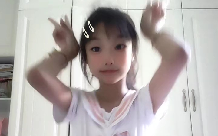 巅峰期^芊妤^:手势舞