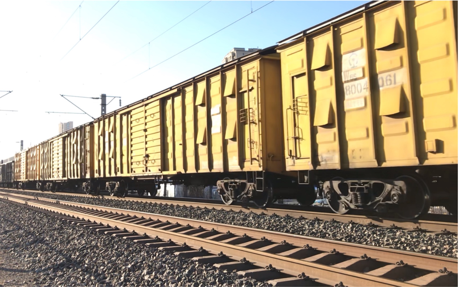 交路技术直通列车下行11011次挂有w6s型黄色棚车通过前方接近田义屯站