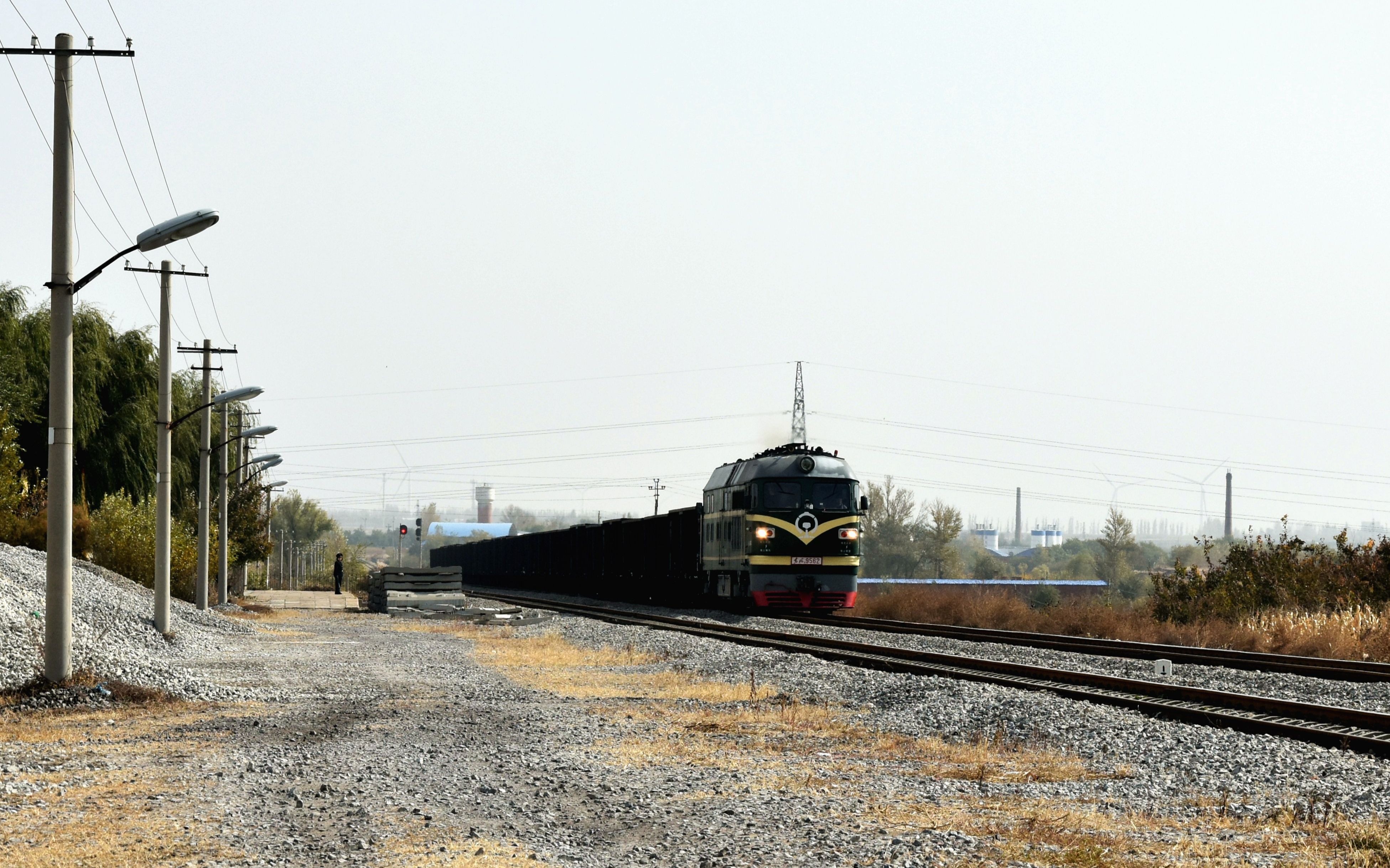 沙蔚铁路上的东风4bwj涂装