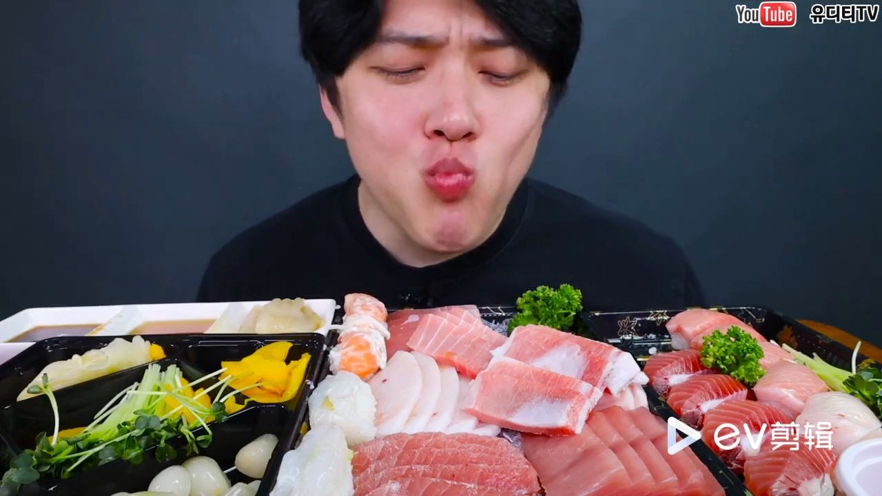 深渊巨口小哥6月16日最新视频大吃特吃金枪鱼刺身鲑鱼寿司和虾寿司