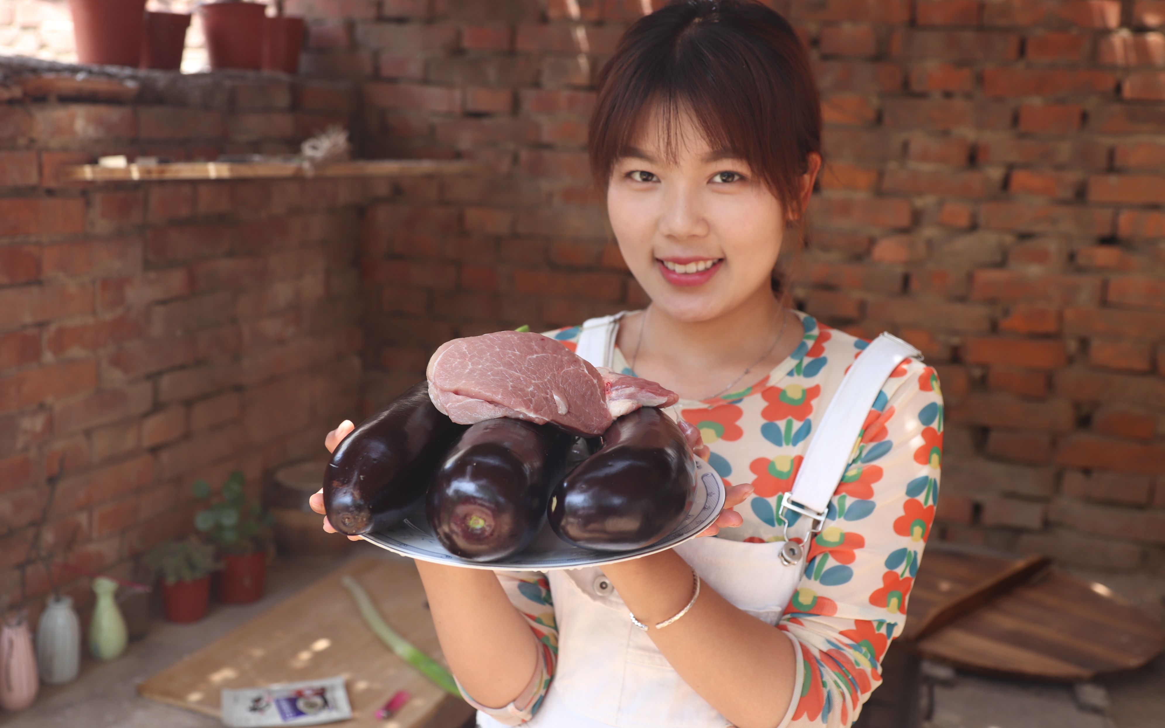 林小妹准备三个茄子一斤肉炸的焦香可口吃完撑得胃疼