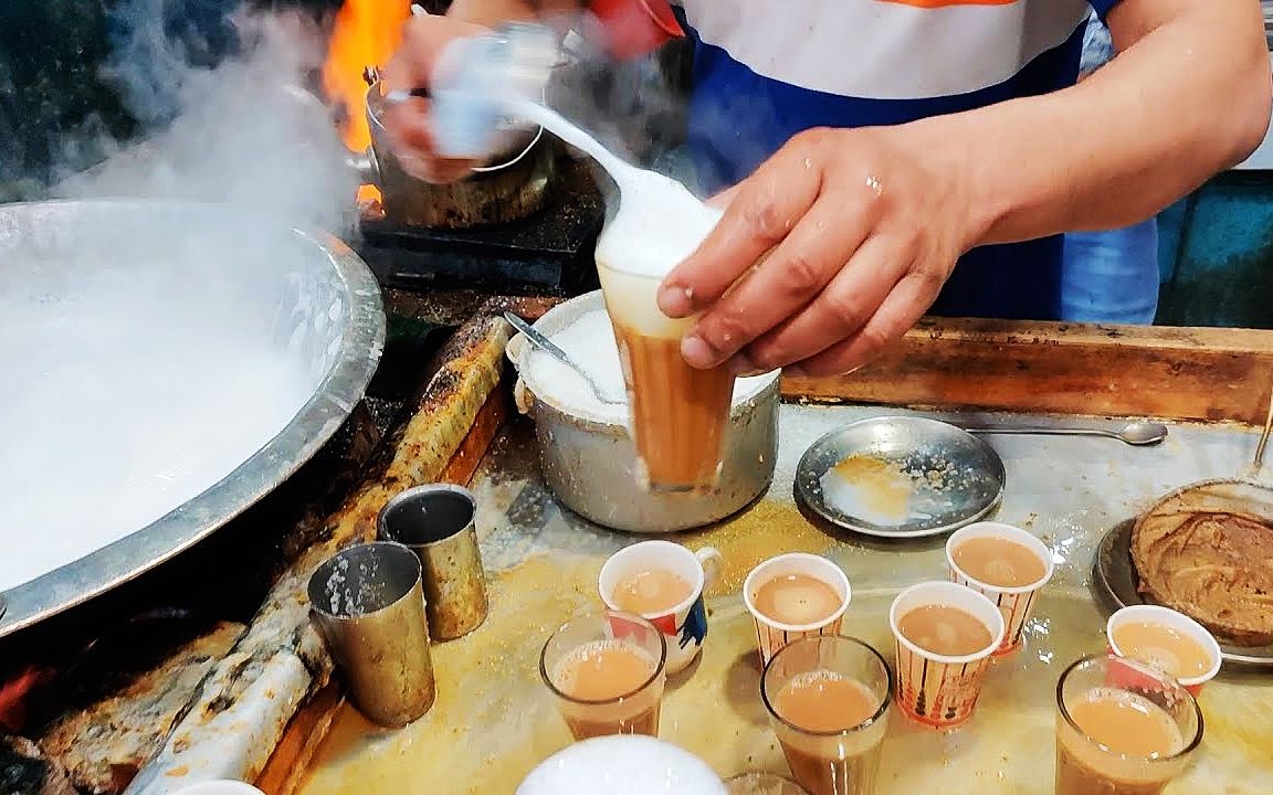 印度街头讲究倒一半洒一半的阿三手冲奶茶