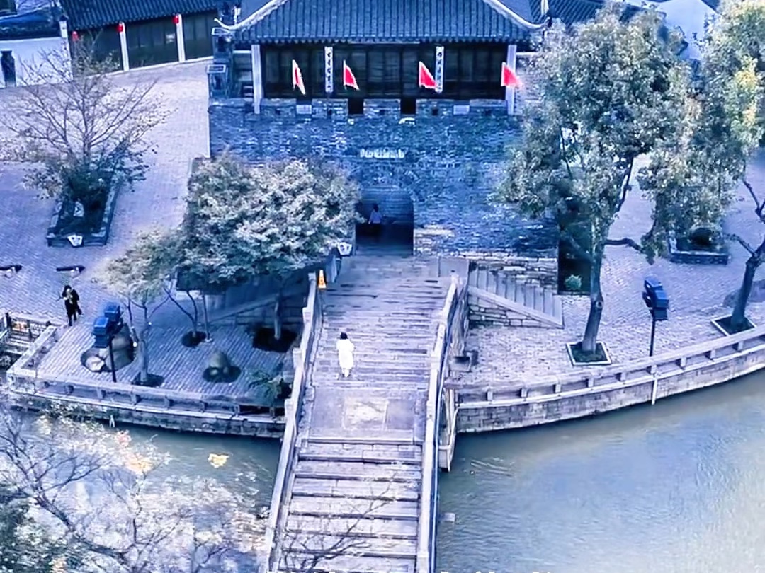 来到苏州一定要去课本里的寒山寺,月落乌啼霜满天,江枫渔火对愁眠.姑苏城外寒山寺,夜半钟声到客船#苏州 #江南哔哩哔哩bilibili