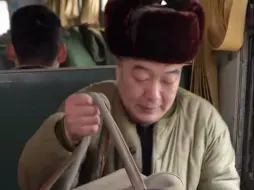 Video herunterladen: 80年代，绿皮火车上的顶配了……