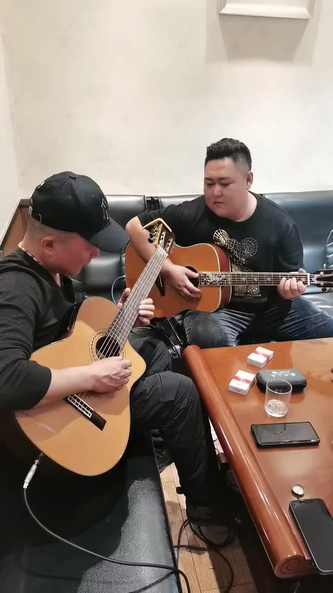 新疆吉他帽子哥图片