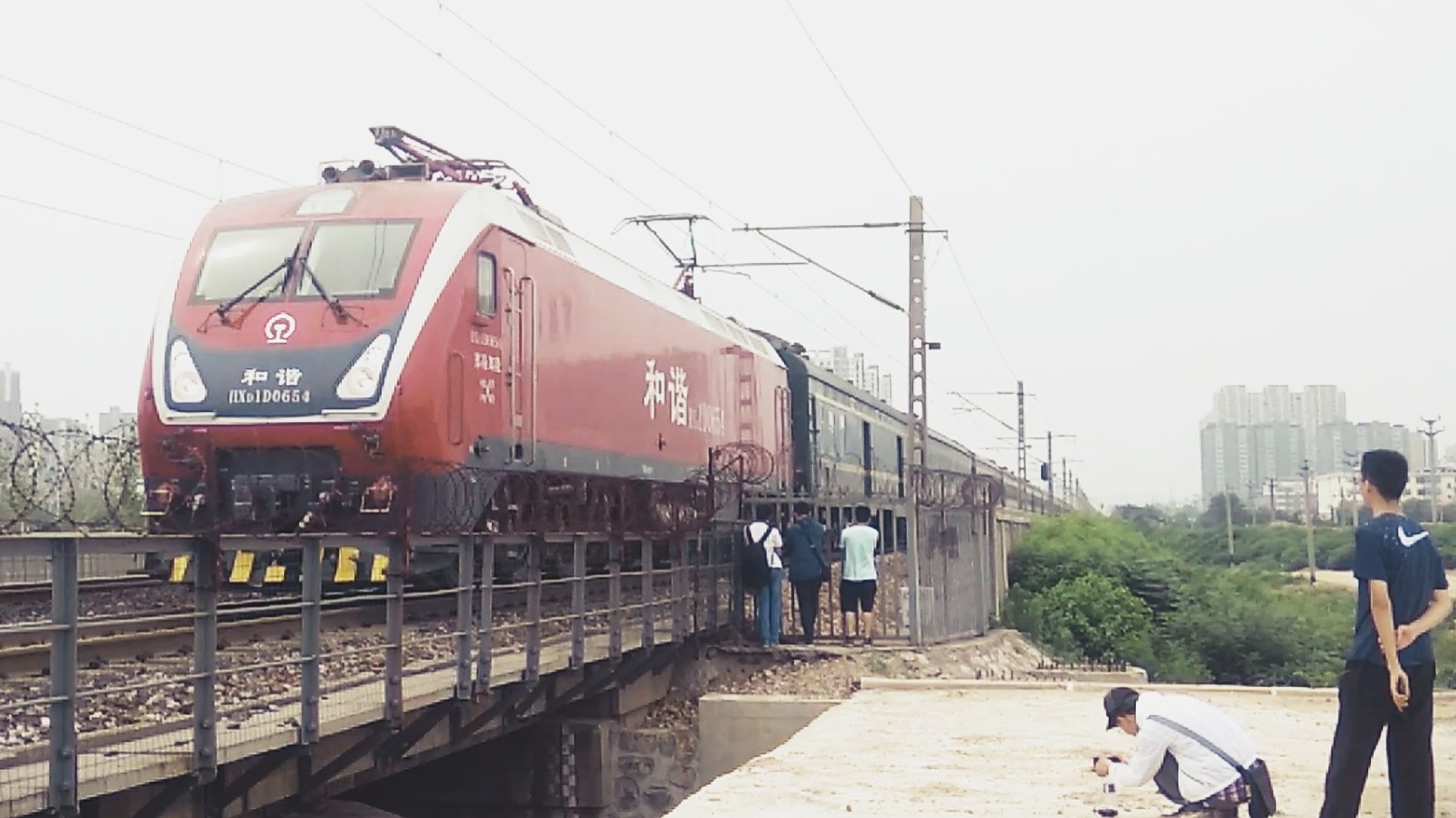 郑局郑段hxd1d0654牵引客车t50次邢台站出站(2018-06-16)