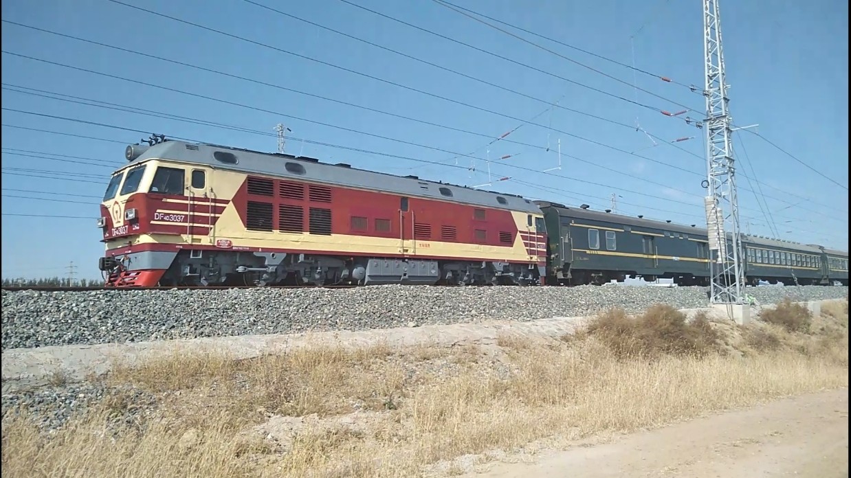 【中国铁路】客车k7383次通过朝阳西站,本务:df4dk3037 (内置25bg)