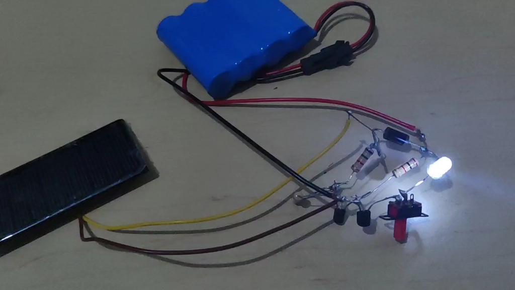 自制太阳能小夜灯天亮自动灭灯充电,天黑亮灯放电.