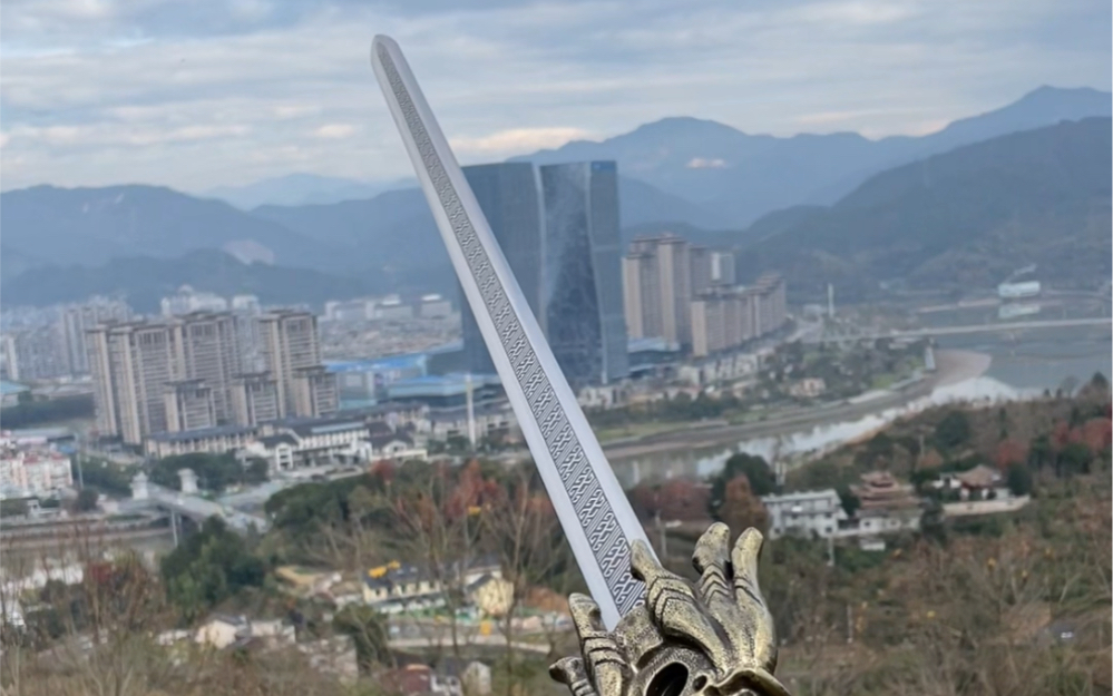 十年藏一剑,这把剑叫"潜蛟".