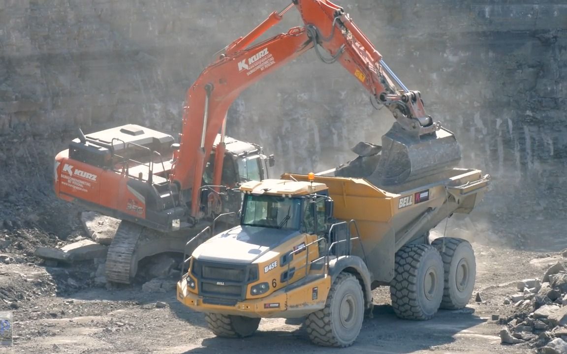 日立zx350挖掘机在德国矿山装车作业