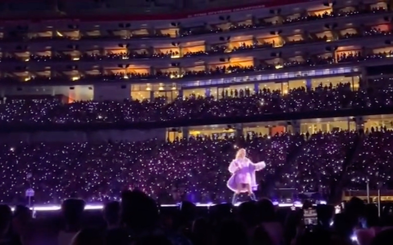 粉丝音乐安利大赛氛围感最棒的演唱会了所有人都站起来一起嗨地都在震