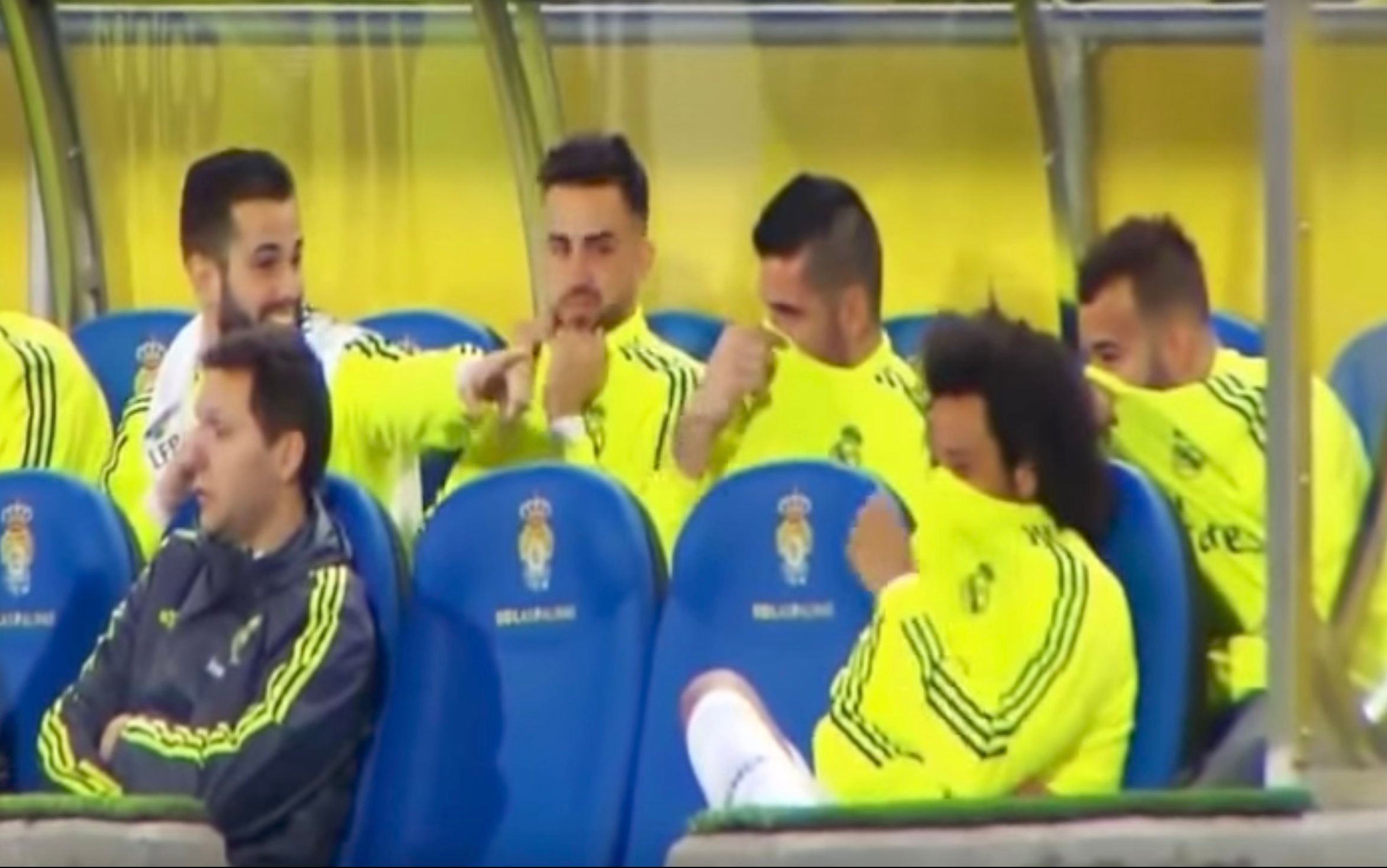 替补席搞笑合集!皇马队员实力互坑,曼联低级失
