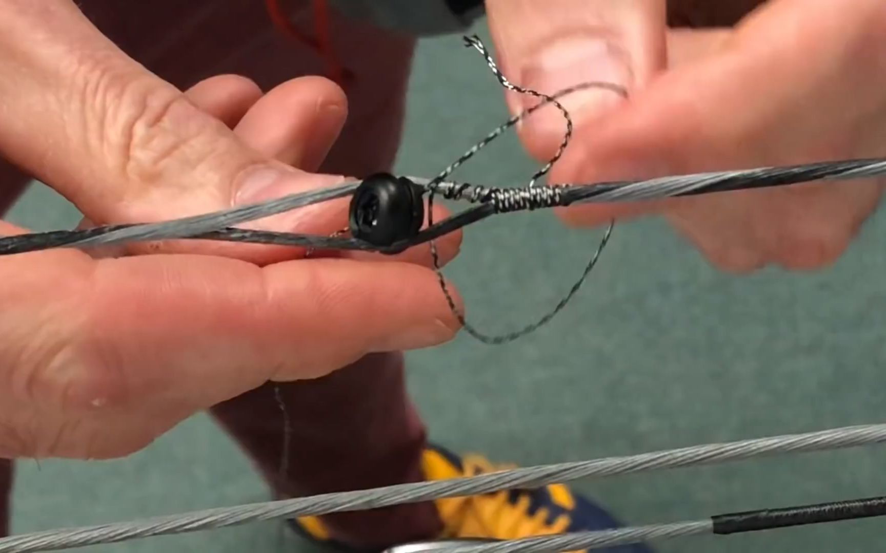 《three ways to tie in a peep sight》——复合弓三种绑窥孔的方法