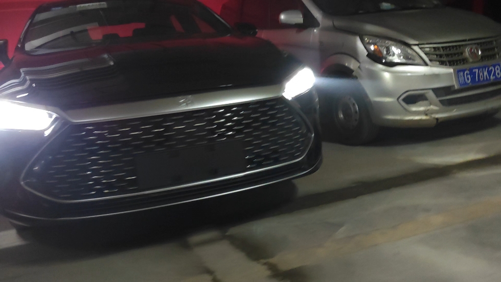 比亚迪 秦 plus dmi 玄羽黑