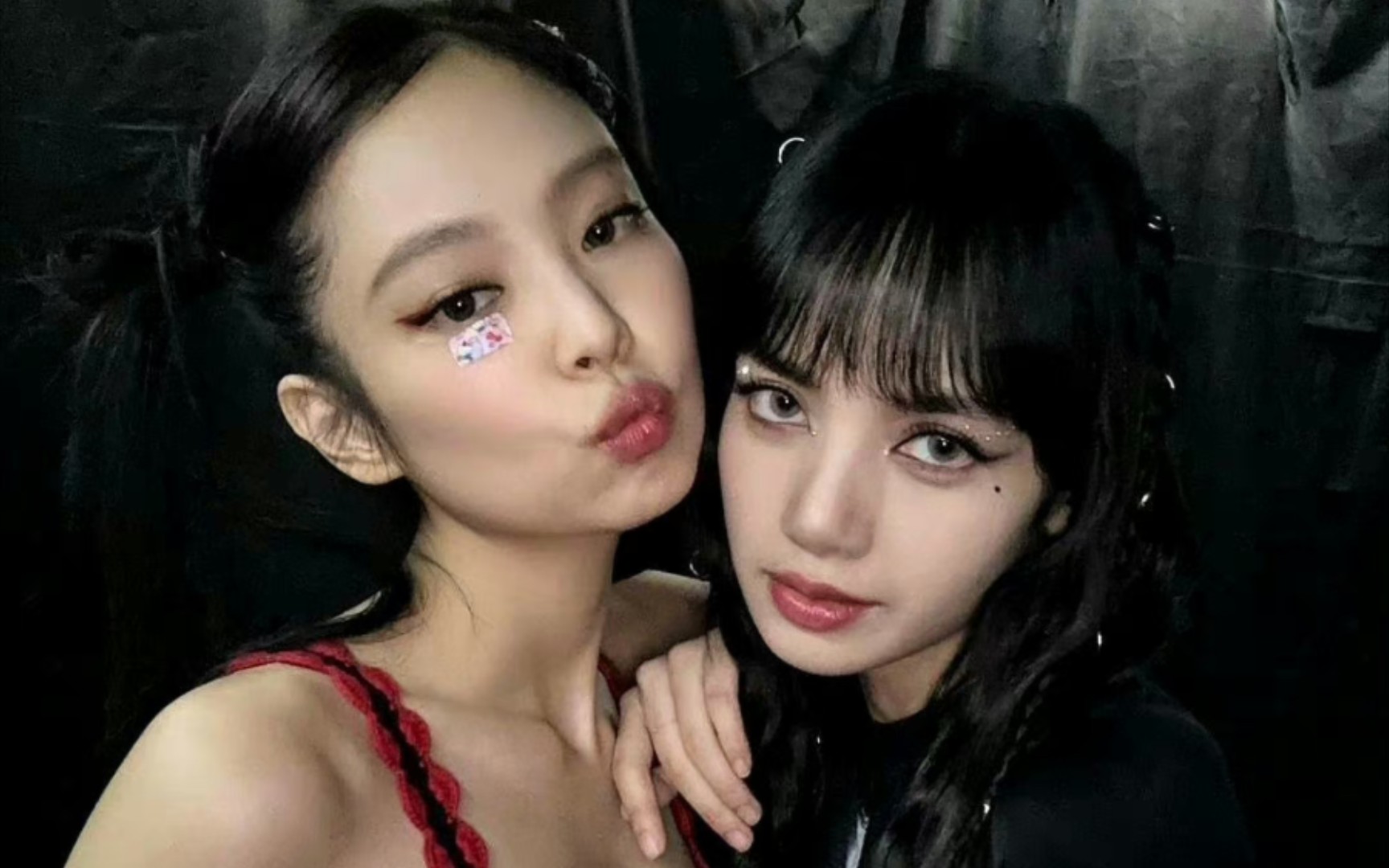 lisa&jennie 比心