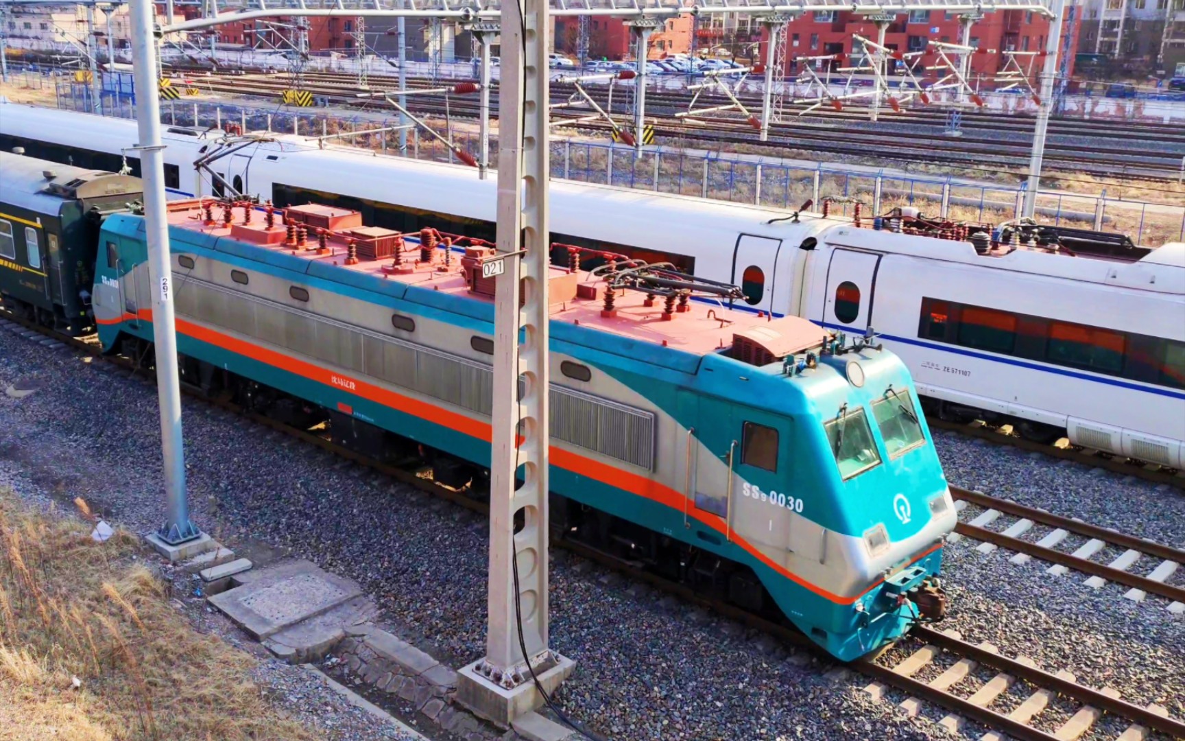 [中国铁路]兔子青蛙同向竞速,沈局辽段 ss9 0030牵引t302(303)通过