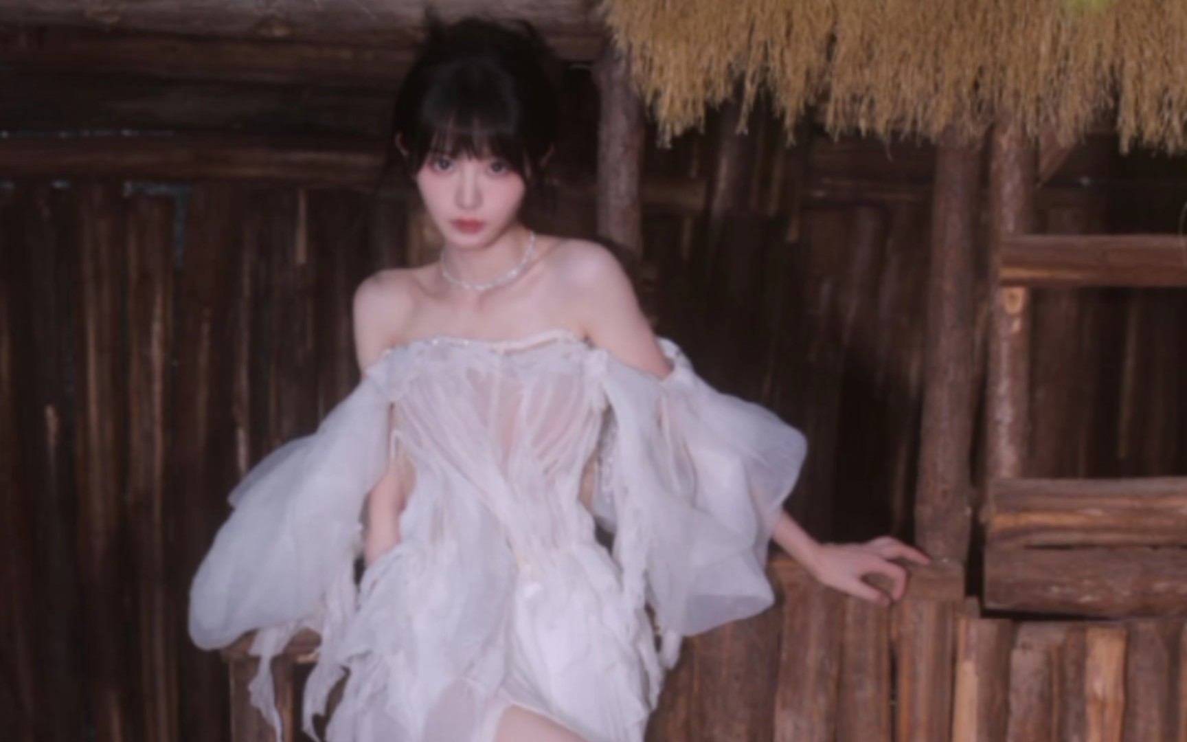 田曦薇白裙清冷感