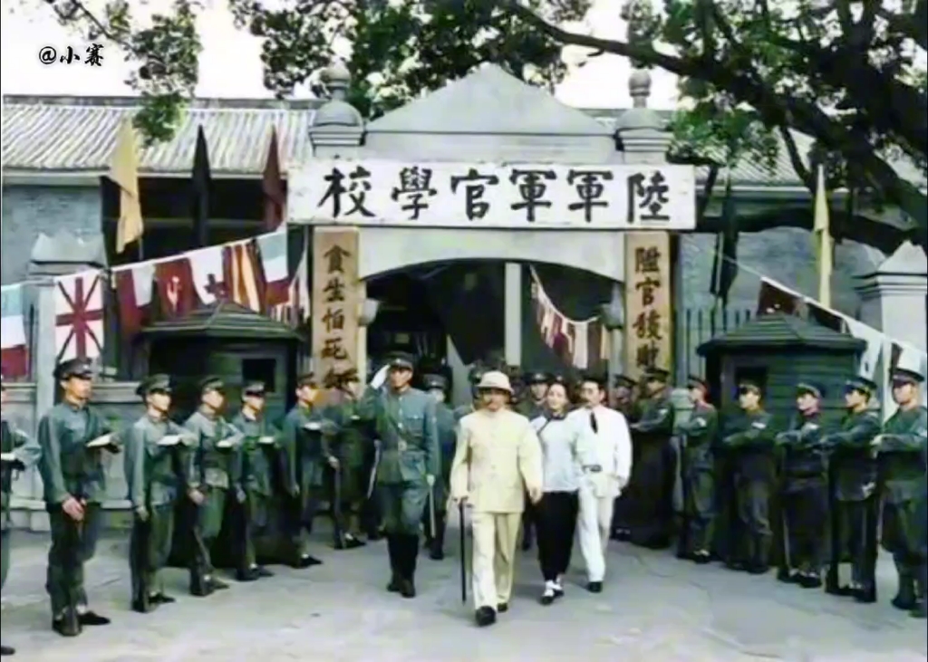 [图]1924年，孙中山创办黄埔军校。门前牌坊写道“升官发财请往他处，贪生怕死莫入此门”。在后来的抗日战争中黄埔军官学员牺牲了近19万人牺牲率高达95%