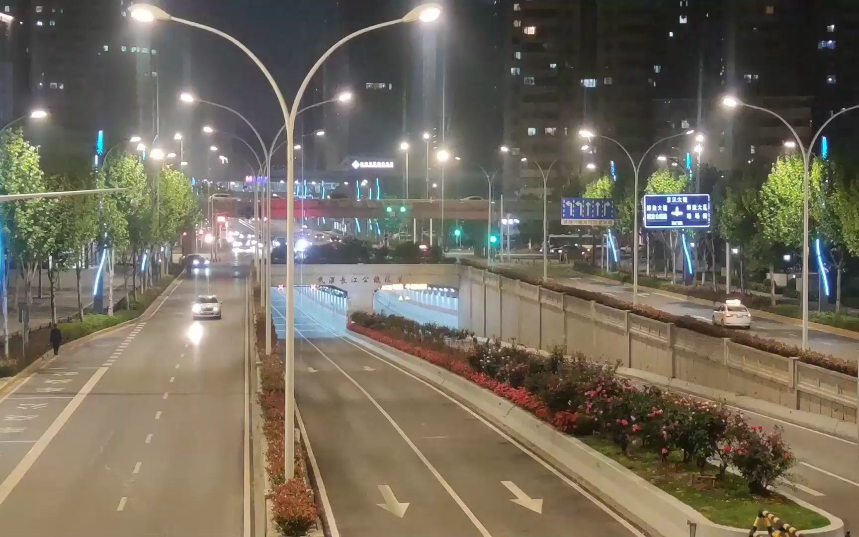 实拍武汉三阳路,这里很特别,马路上能开火车,江底能开地铁!