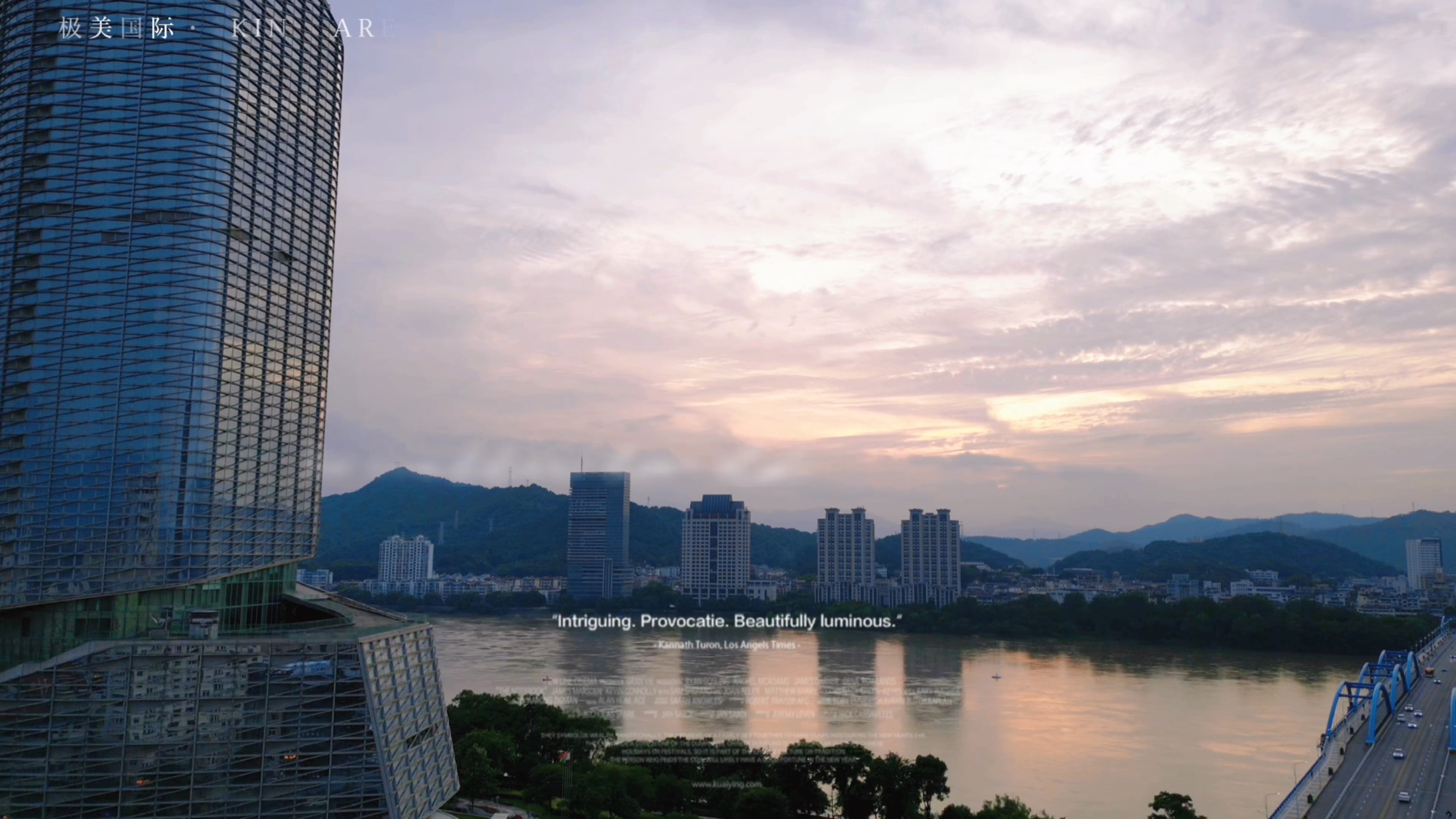 [图]今天的云飘得很快，我盯着天空，恍惚间以为月亮在急速下坠。像是延时摄影般被加速的天空，时间被按了快进键，周遭的一切迅速流逝着。而奇妙的是，那一刻的头脑停止转动！