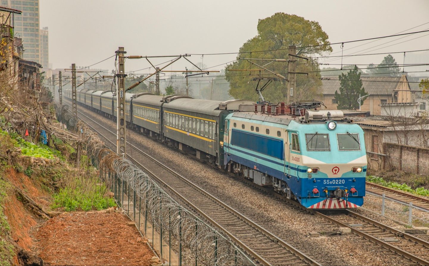 ss8-0220牵引k1347晚点通过京广线1750km