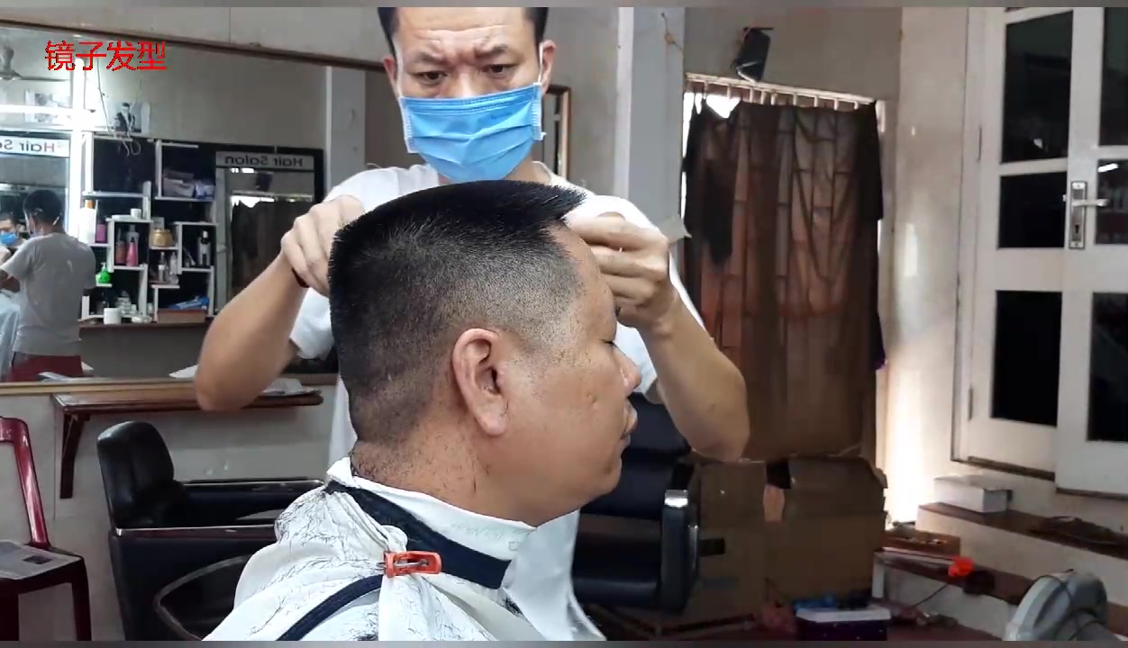40岁大哥想剪老板范发型,闭目养神很自在