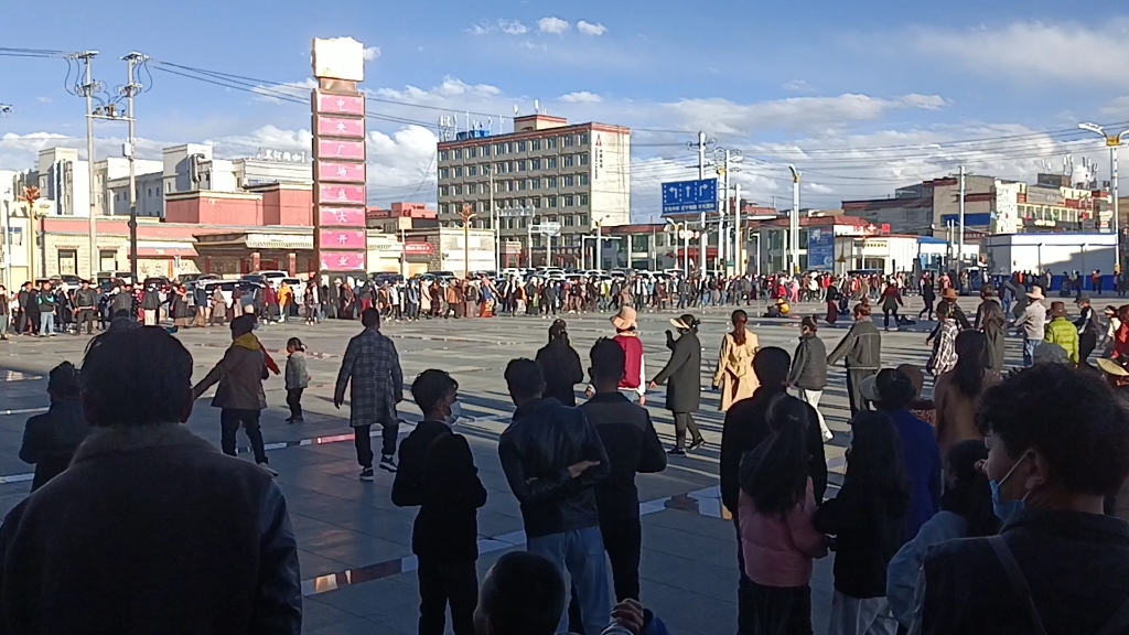 西藏那曲市中心,傍晚的锅庄舞