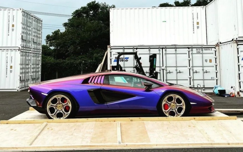 这辆车已于8月底通过兰博基尼azabu抵达日本,最近终于交付给车主.