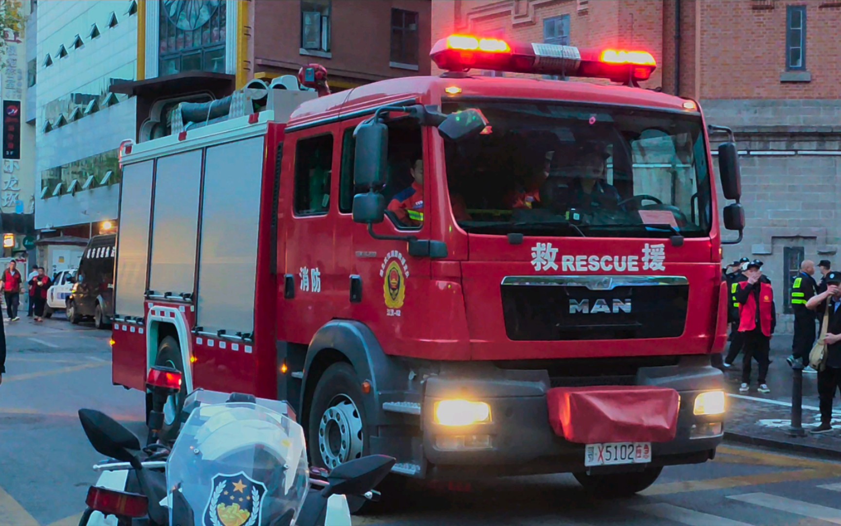 中国消防车出警图片