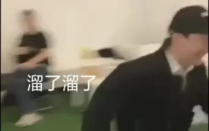 Download Video: 【周深】在庾澄庆老师的直播里出现的深深～～（来源:周深咨询站微博）