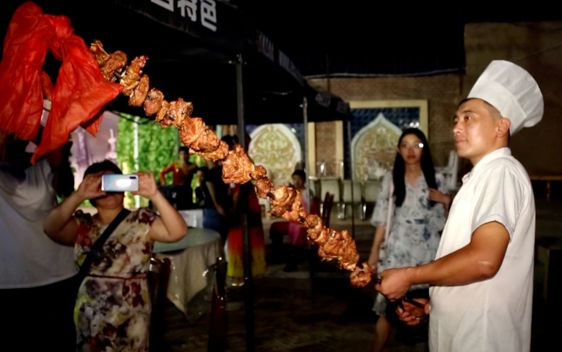 新疆1.5米长超大羊肉串,每串足足6斤肉