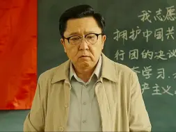 洛小乙从小的梦想就是当兵 费劲心思想要入团 快要成功的时候 却遭到同学的阻挡 所有人都放弃他的时候 唯独老师站了起来 "老师 "