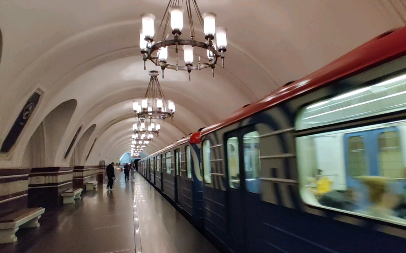 莫斯科地铁1号线伏龙芝站列车进站科穆纳尔卡方向