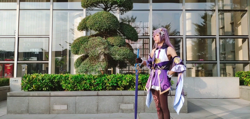 沙雕男up漫展cos刻晴击剑