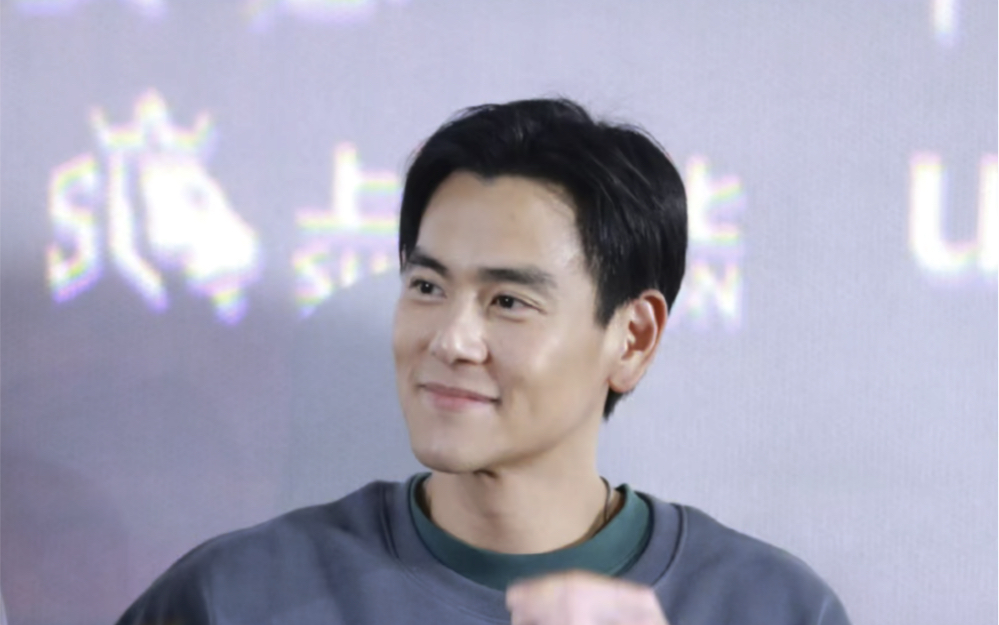 彭于晏倒立秀腹肌,刘德华佩服