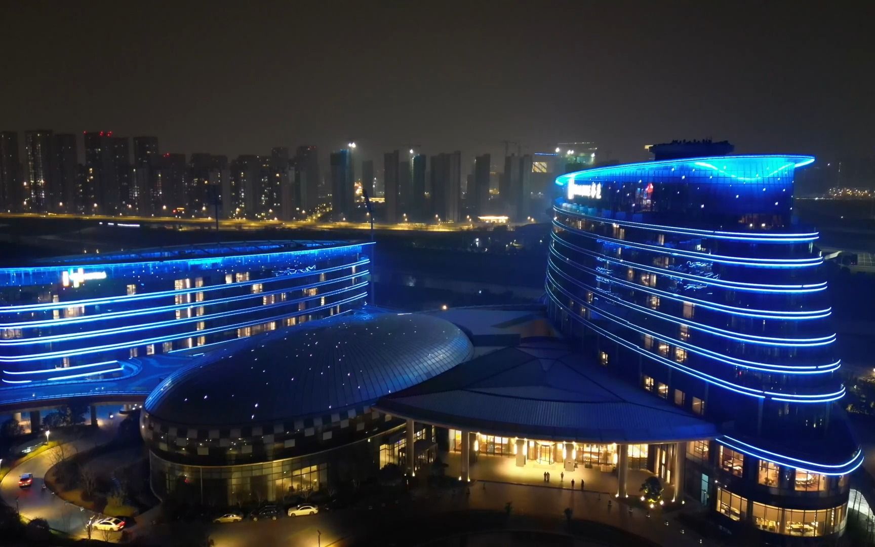 南京长江之舟华邑酒店夜景航拍,绝对是江北新区一道靓丽的风景线