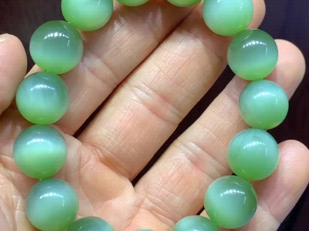 和田玉碧玉猫眼圆珠手串,密度均匀,品相完美,取单一尺寸:13.5mm