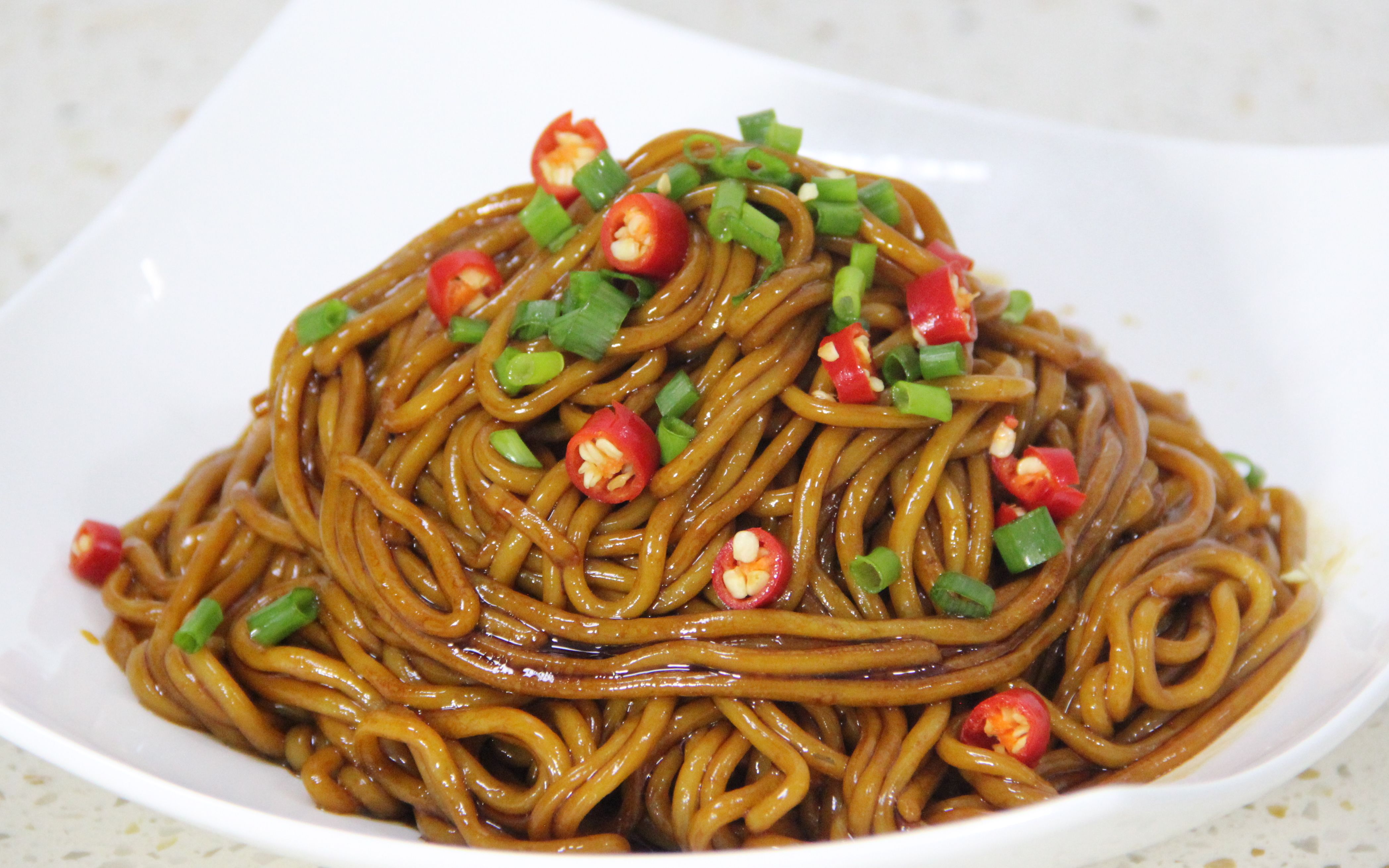 一把小葱一抓面,简单到一看就会的葱油拌面,葱香酱香十足,老公一大碗