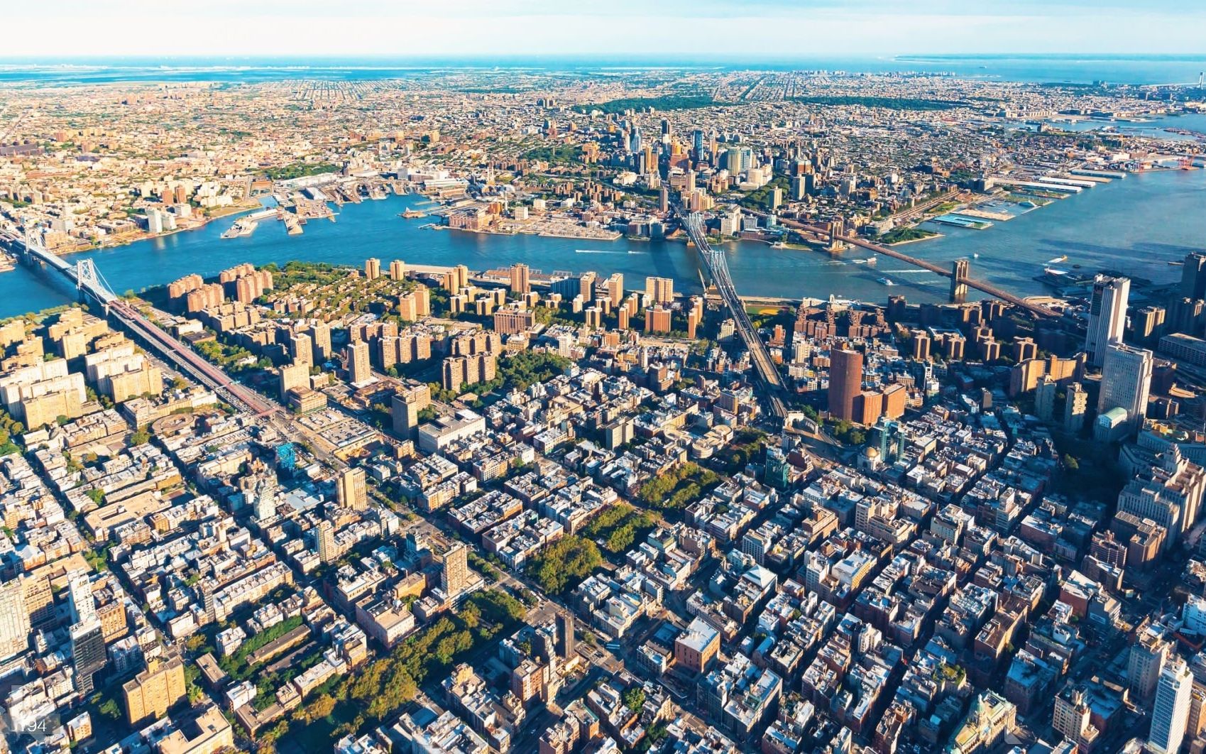 航拍纽约城市曼哈顿岛,威廉斯堡大桥,曼哈顿大桥,布鲁克林大桥