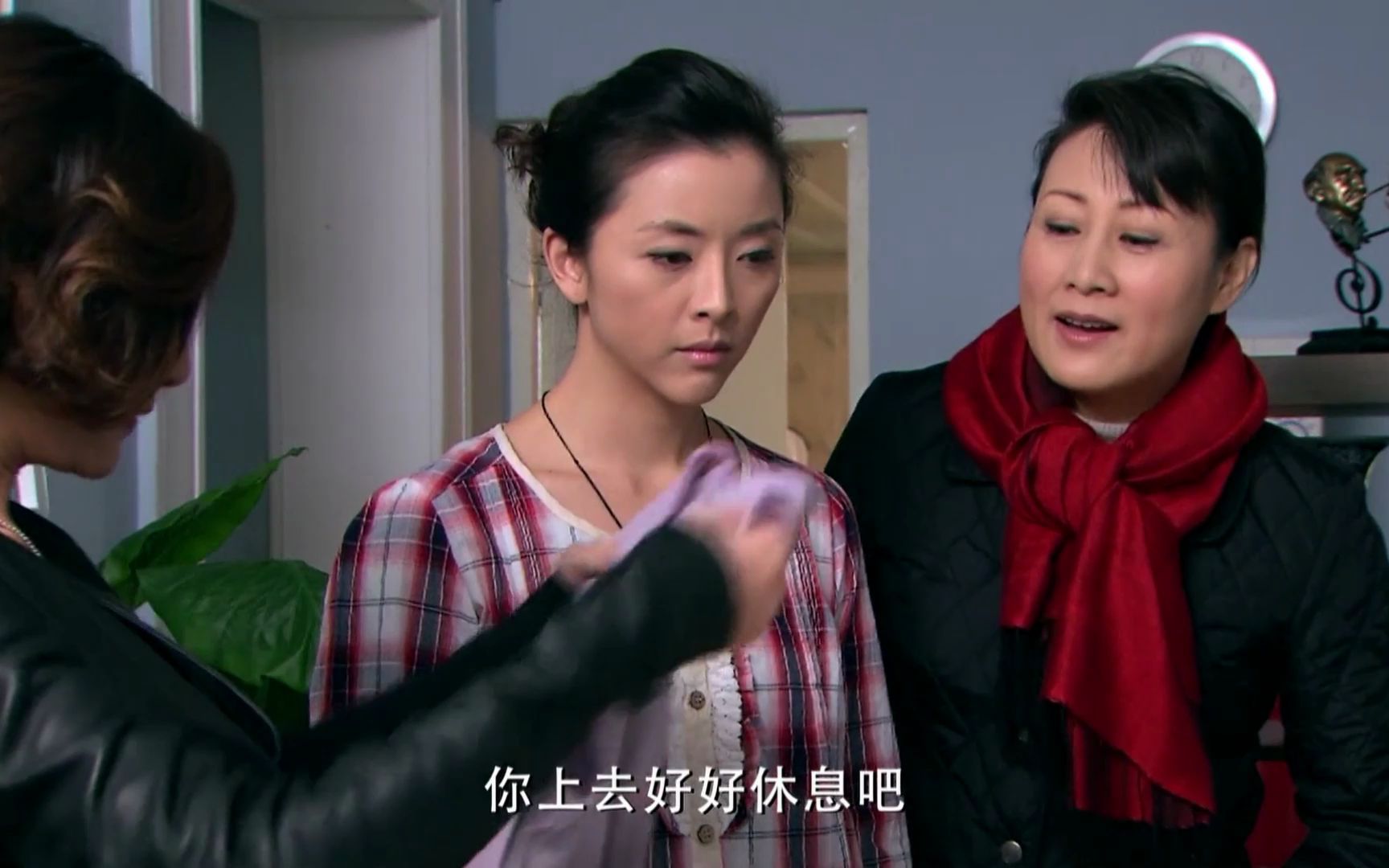 儿女冤家:女儿儿媳为了件衣服吵架,大妈都没空插嘴,女人真难伺候