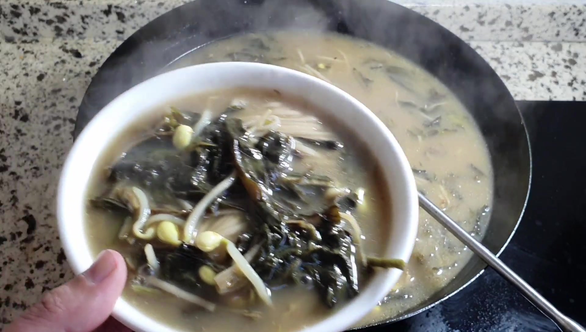 吃一碗糊汤味十足的山野菜豆面条,浑身暖烘烘的,得劲哩狠.