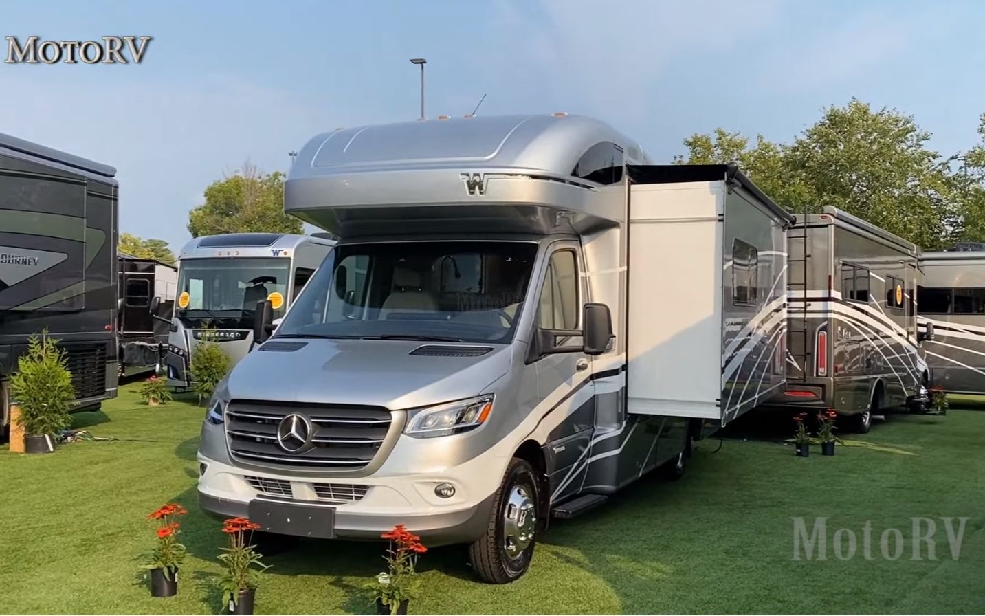 奔驰大额头拓展房车winnebagoview24d